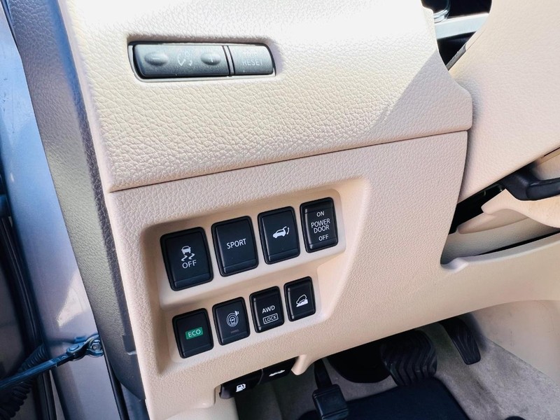 Nissan Rogue Vehicle Full-screen Gallery Image 49