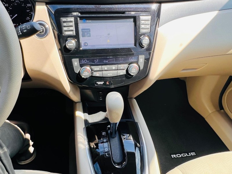 Nissan Rogue Vehicle Full-screen Gallery Image 57