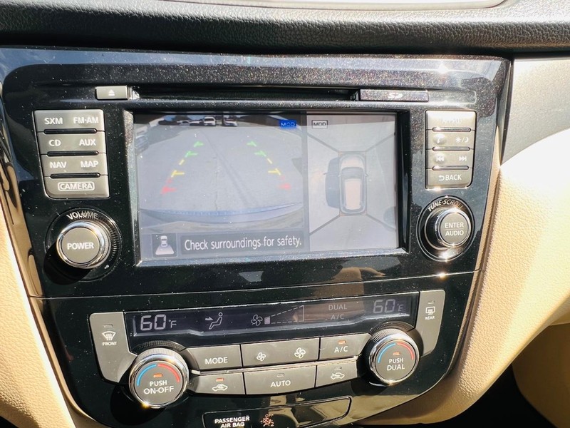 Nissan Rogue Vehicle Full-screen Gallery Image 60