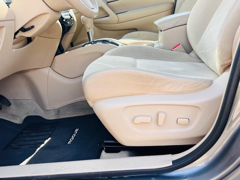 Nissan Rogue Vehicle Full-screen Gallery Image 65