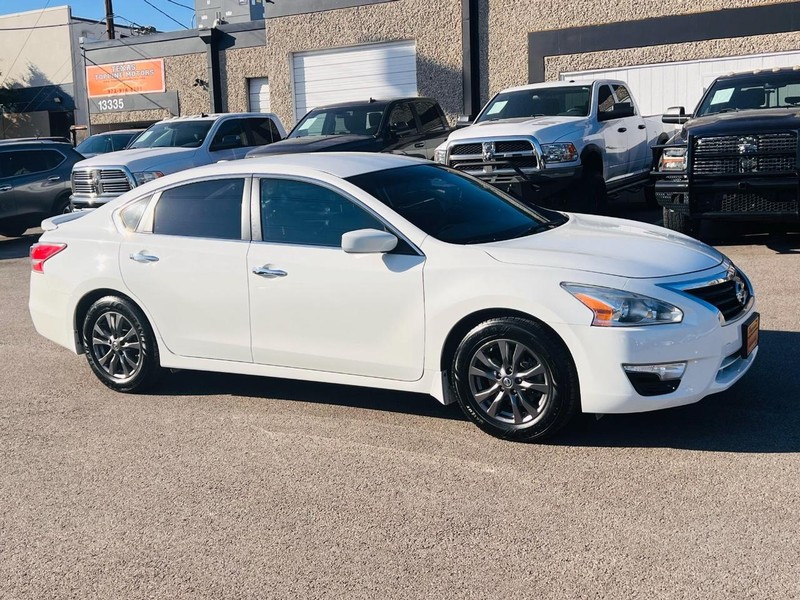 Nissan Altima Vehicle Full-screen Gallery Image 2