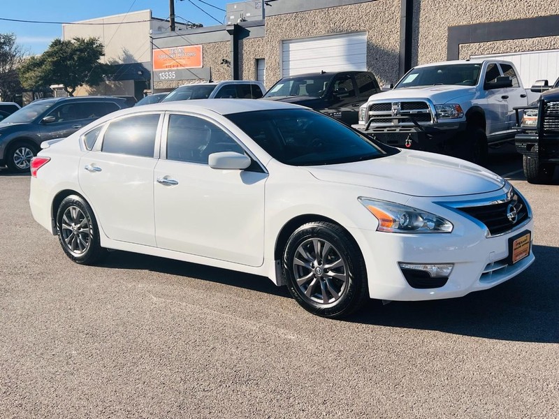 Nissan Altima Vehicle Full-screen Gallery Image 3