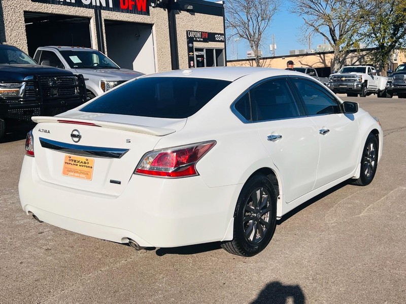 Nissan Altima Vehicle Full-screen Gallery Image 4