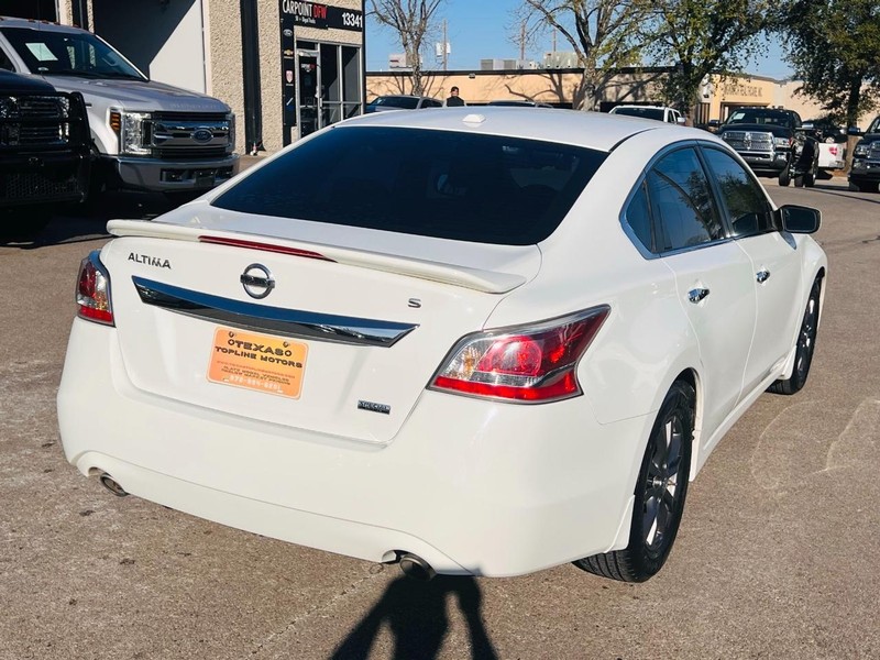 Nissan Altima Vehicle Full-screen Gallery Image 5