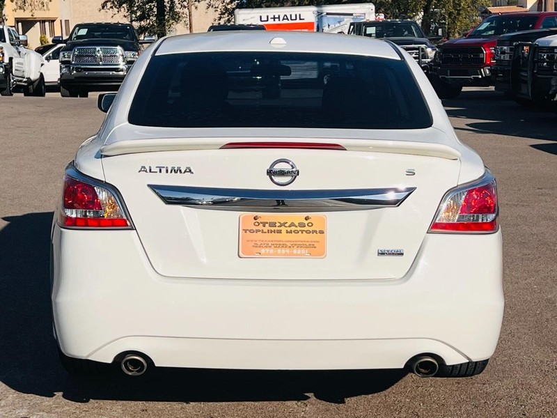 Nissan Altima Vehicle Full-screen Gallery Image 6