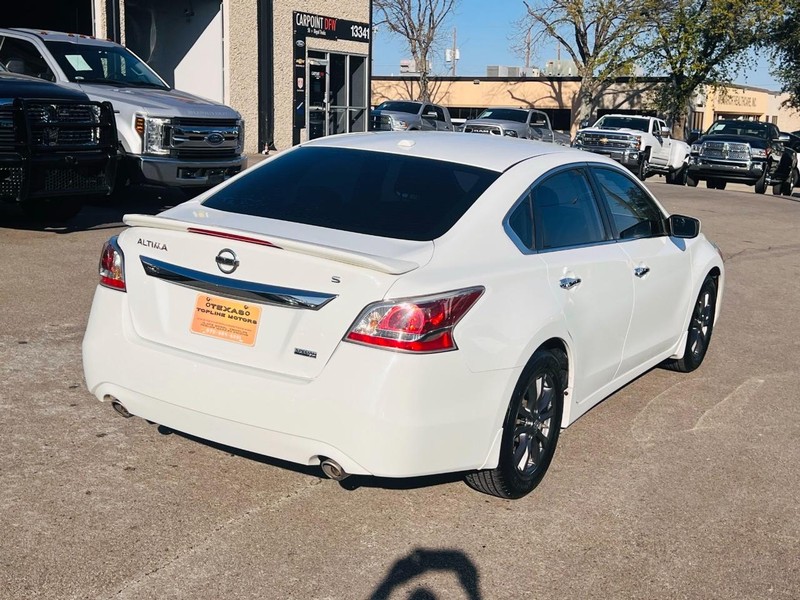 Nissan Altima Vehicle Full-screen Gallery Image 7