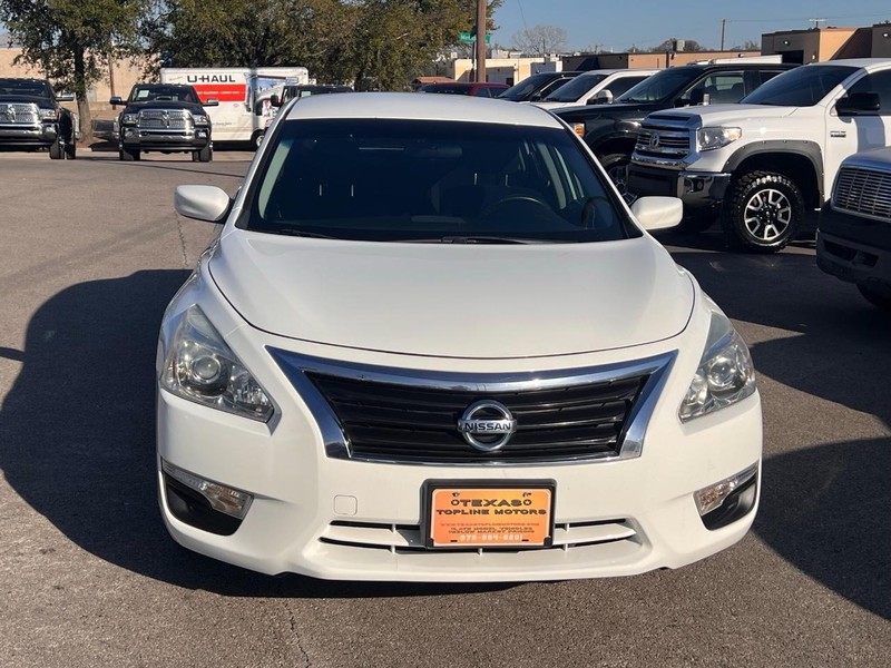 Nissan Altima Vehicle Full-screen Gallery Image 8