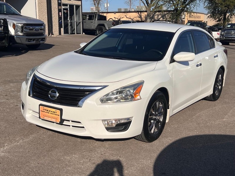 Nissan Altima Vehicle Full-screen Gallery Image 9