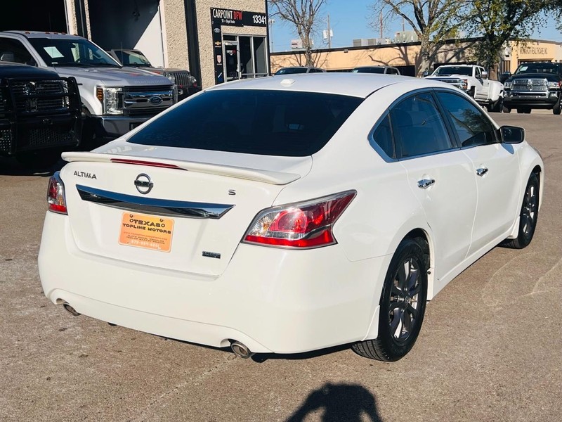 Nissan Altima Vehicle Full-screen Gallery Image 10