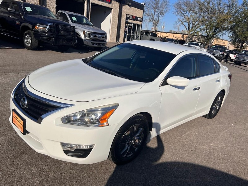 Nissan Altima Vehicle Full-screen Gallery Image 11