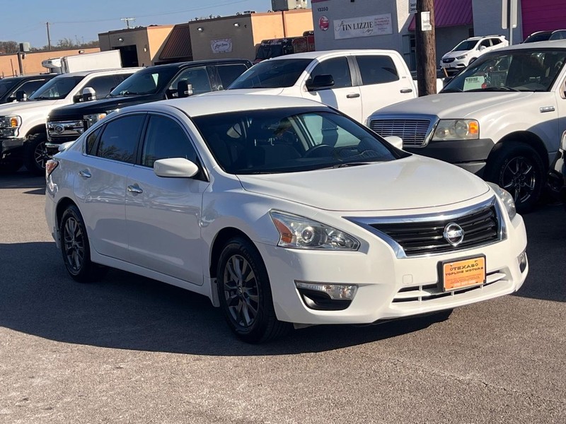 Nissan Altima Vehicle Full-screen Gallery Image 13