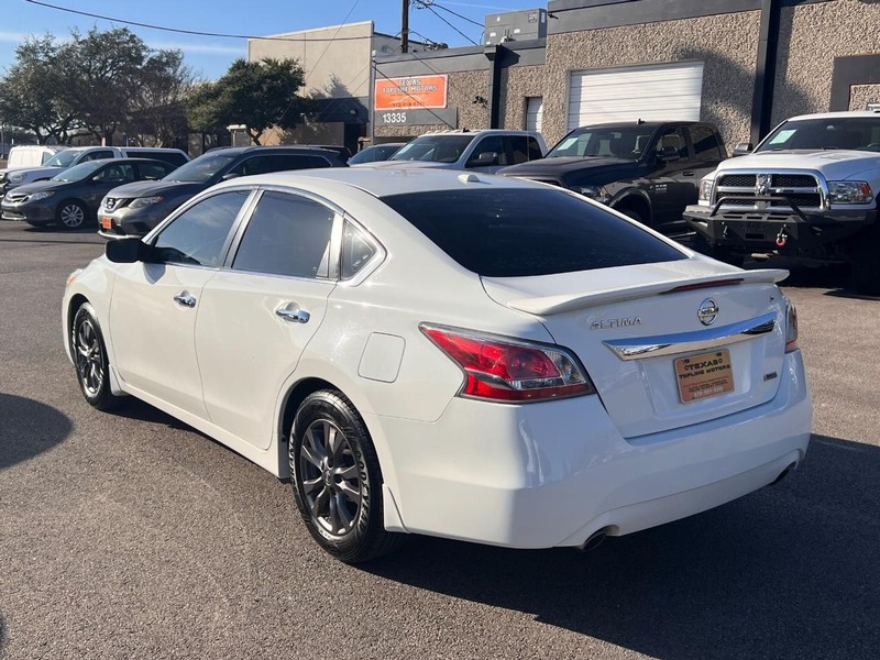 Nissan Altima Vehicle Full-screen Gallery Image 14