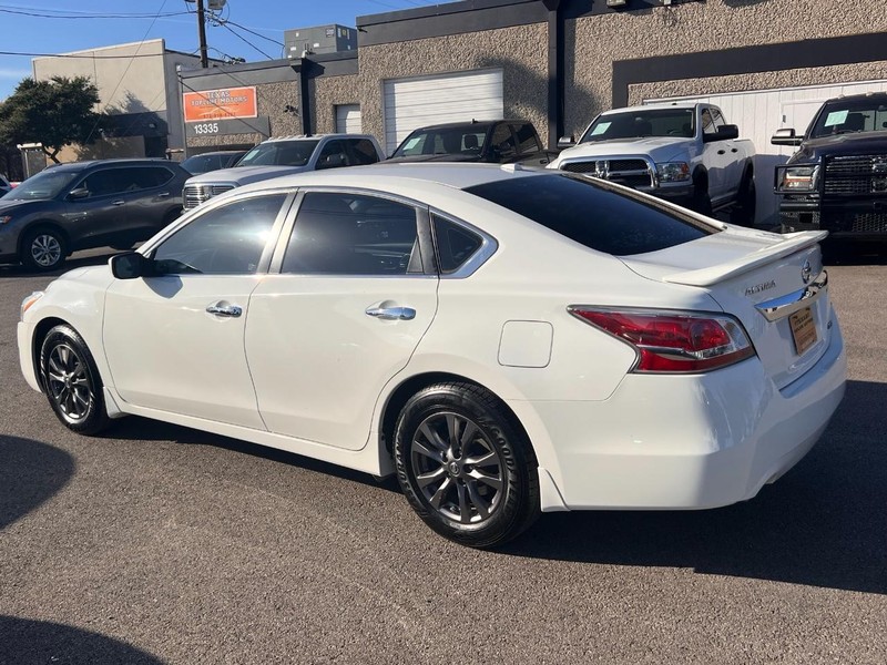 Nissan Altima Vehicle Full-screen Gallery Image 15