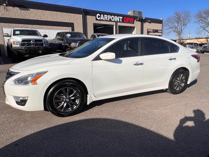 Nissan Altima Vehicle Full-screen Gallery Image 16