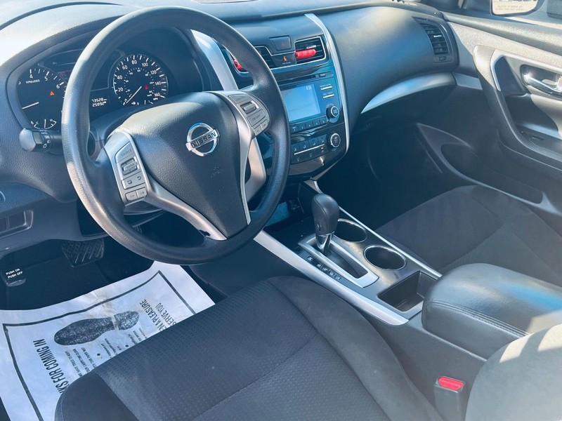 Nissan Altima Vehicle Full-screen Gallery Image 17