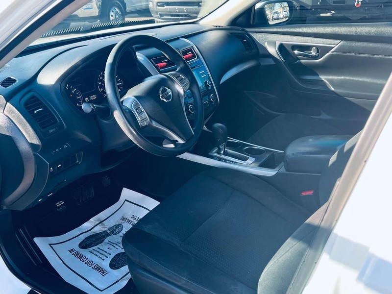 Nissan Altima Vehicle Full-screen Gallery Image 18