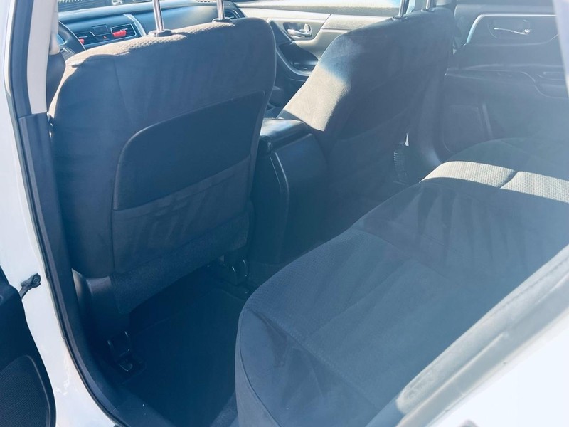 Nissan Altima Vehicle Full-screen Gallery Image 20