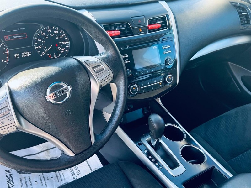 Nissan Altima Vehicle Full-screen Gallery Image 21