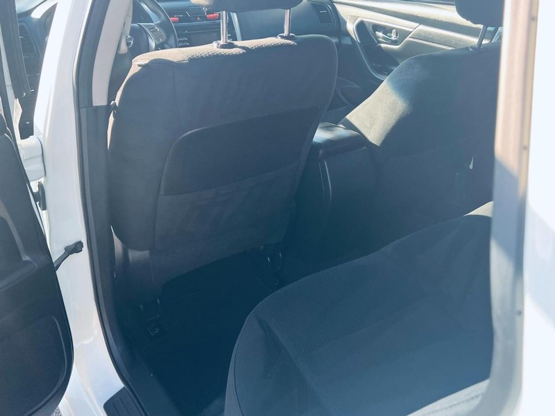 Nissan Altima Vehicle Full-screen Gallery Image 23