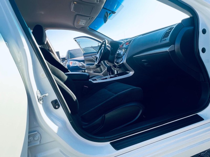 Nissan Altima Vehicle Full-screen Gallery Image 25