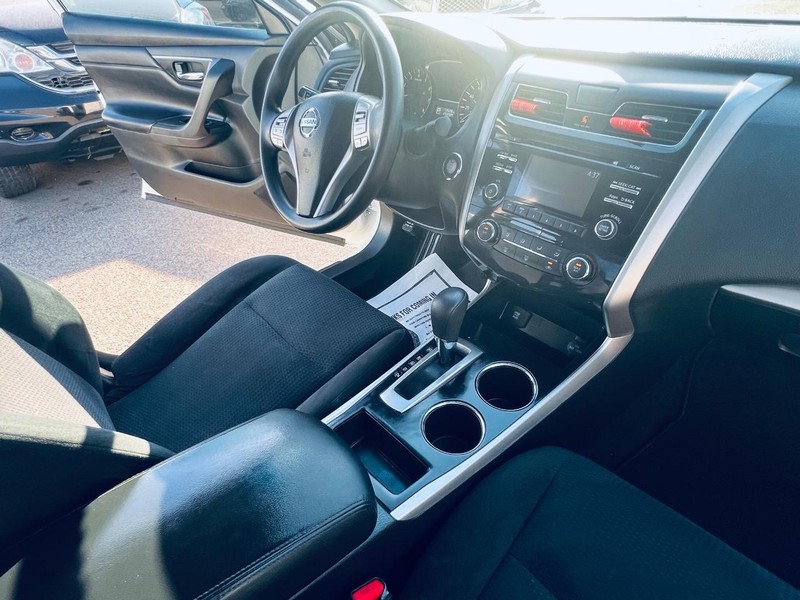 Nissan Altima Vehicle Full-screen Gallery Image 26