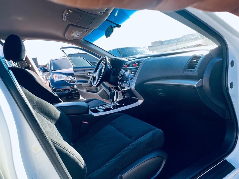 Nissan Altima Vehicle Full-screen Gallery Image 28