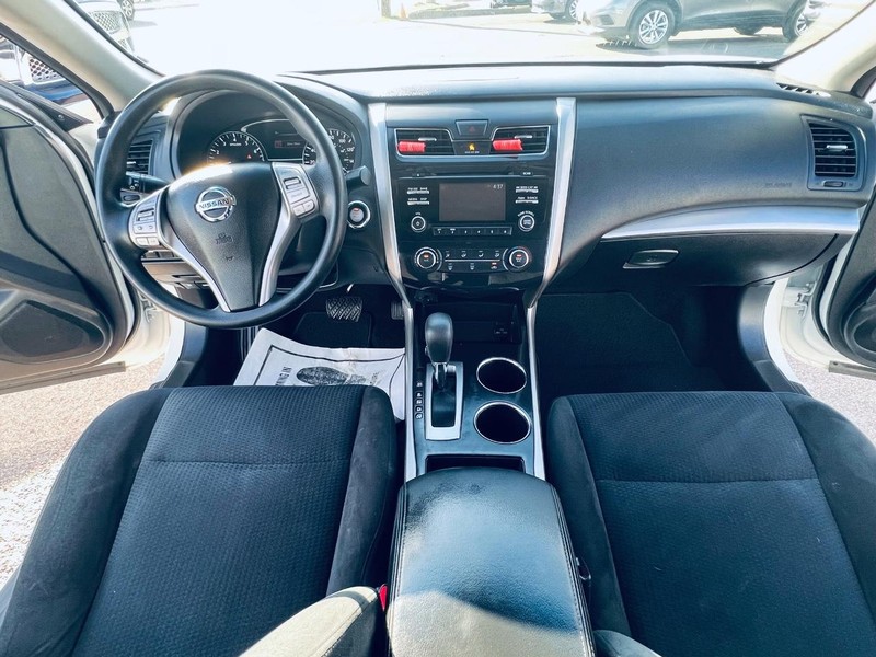 Nissan Altima Vehicle Full-screen Gallery Image 29