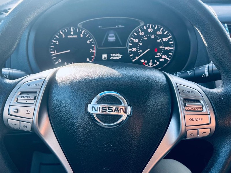 Nissan Altima Vehicle Full-screen Gallery Image 30