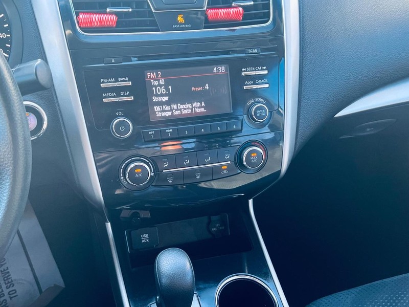 Nissan Altima Vehicle Full-screen Gallery Image 31