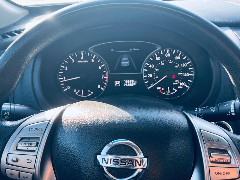 Nissan Altima Vehicle Full-screen Gallery Image 32