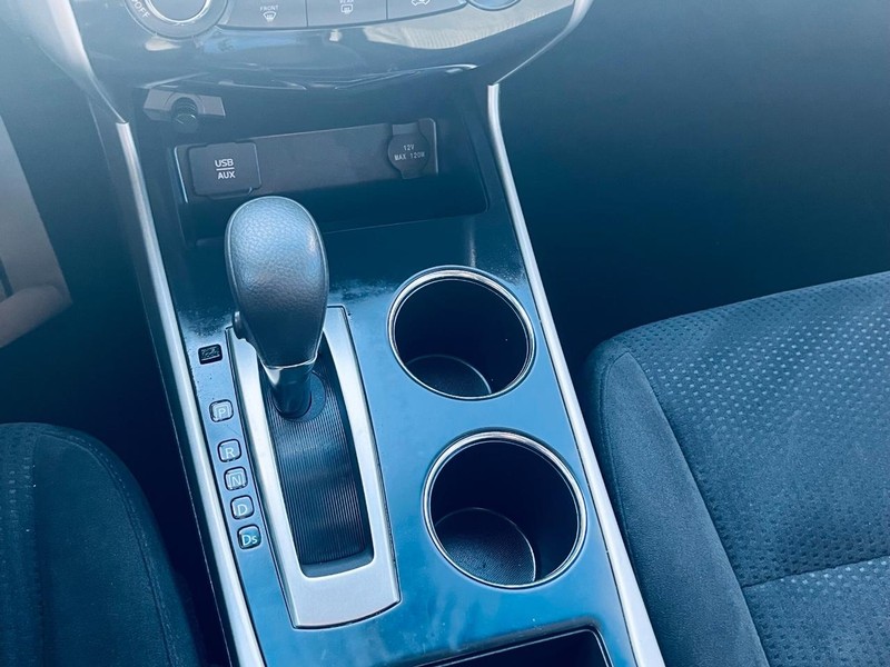 Nissan Altima Vehicle Full-screen Gallery Image 33