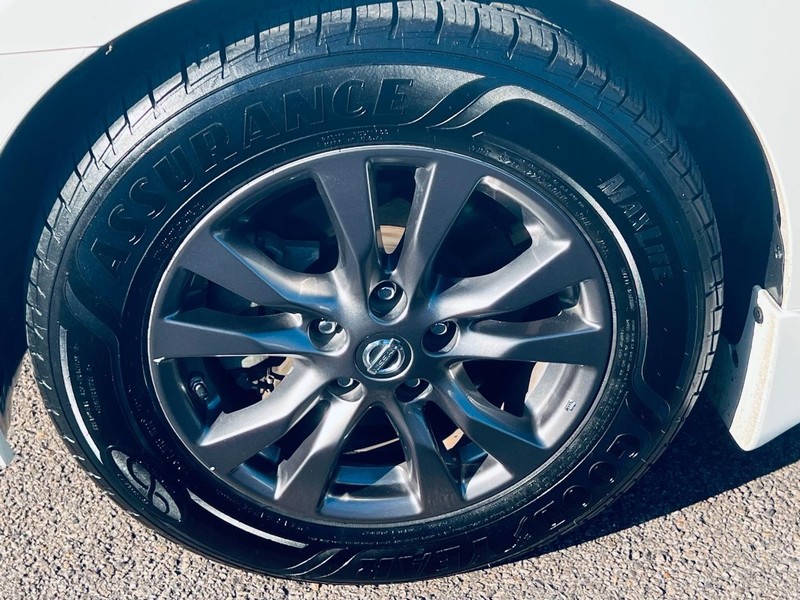 Nissan Altima Vehicle Full-screen Gallery Image 35