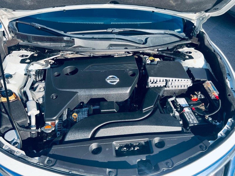 Nissan Altima Vehicle Full-screen Gallery Image 36