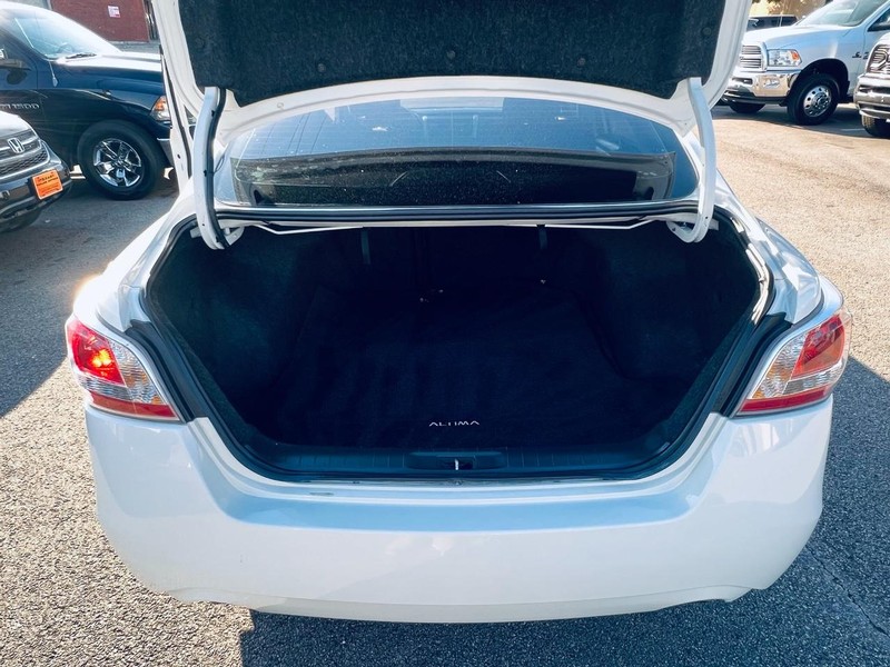 Nissan Altima Vehicle Full-screen Gallery Image 38