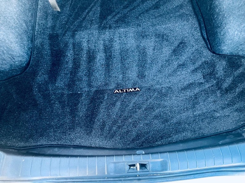 Nissan Altima Vehicle Full-screen Gallery Image 39