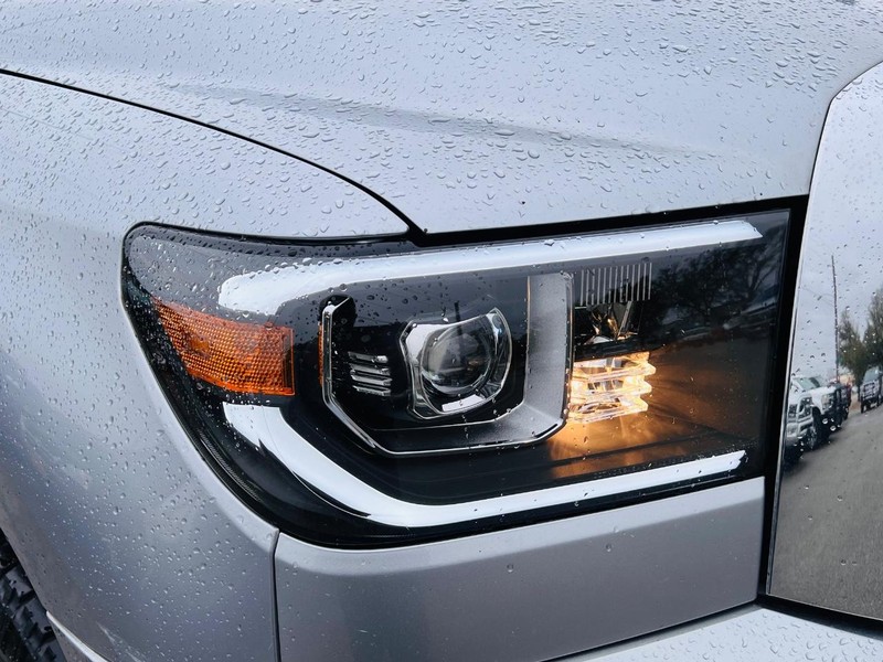 Toyota Tundra 2WD Truck Vehicle Full-screen Gallery Image 17