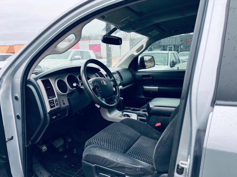 Toyota Tundra 2WD Truck Vehicle Full-screen Gallery Image 27