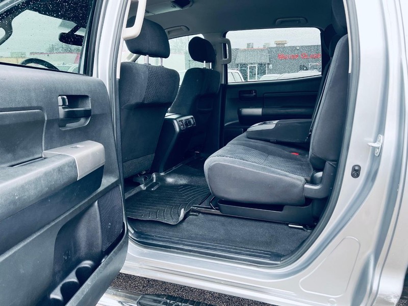 Toyota Tundra 2WD Truck Vehicle Full-screen Gallery Image 32