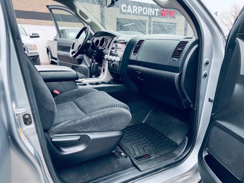 Toyota Tundra 2WD Truck Vehicle Full-screen Gallery Image 35