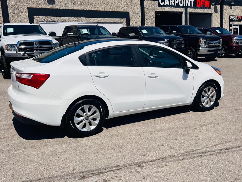 Kia Rio Vehicle Full-screen Gallery Image 10