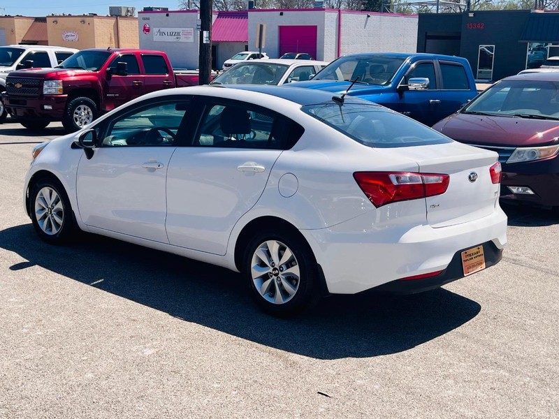 Kia Rio Vehicle Full-screen Gallery Image 11