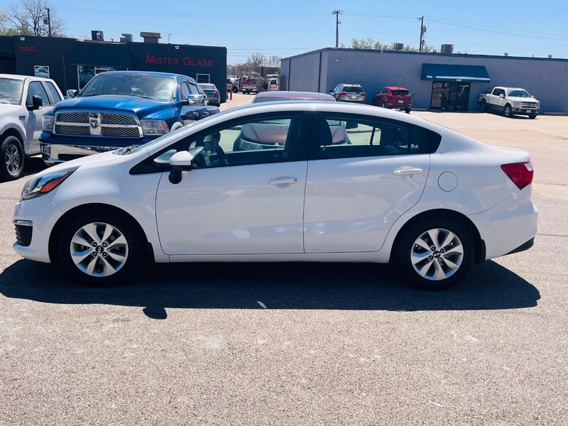 Kia Rio Vehicle Full-screen Gallery Image 15