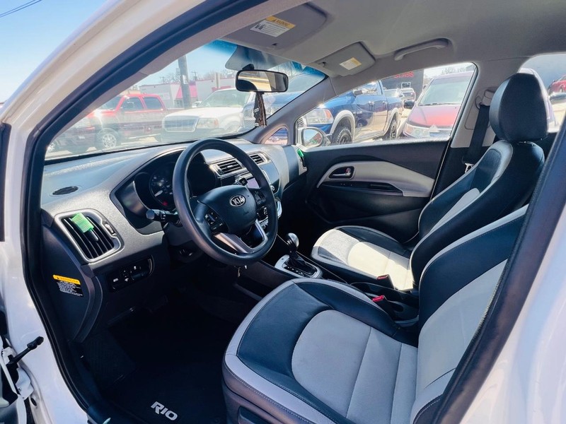 Kia Rio Vehicle Full-screen Gallery Image 16