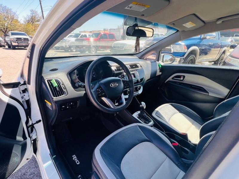 Kia Rio Vehicle Full-screen Gallery Image 17