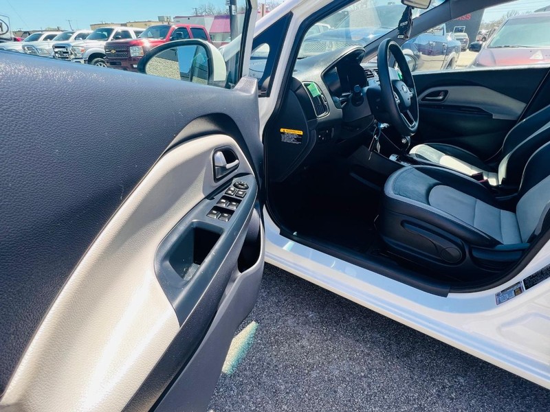 Kia Rio Vehicle Full-screen Gallery Image 18