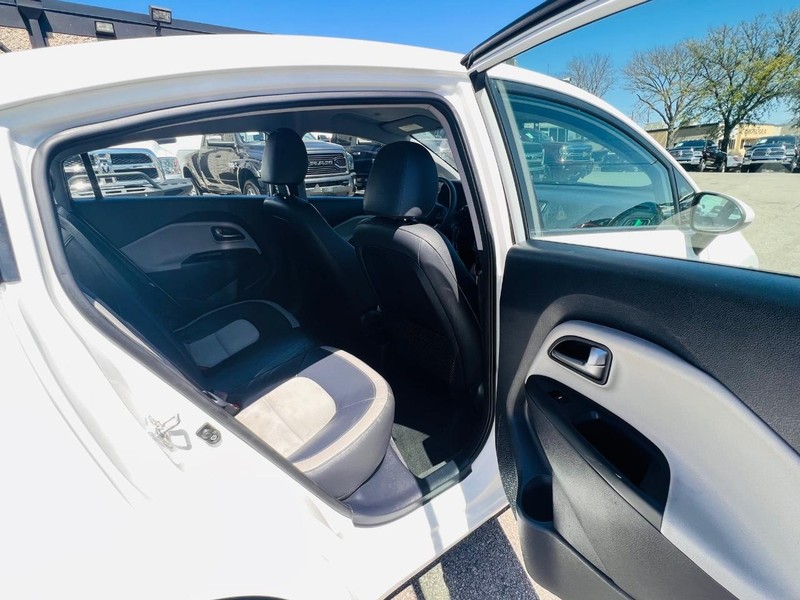 Kia Rio Vehicle Full-screen Gallery Image 19