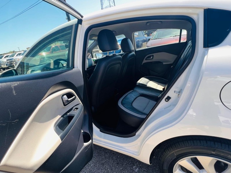 Kia Rio Vehicle Full-screen Gallery Image 20