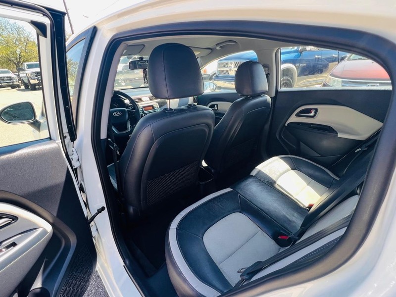 Kia Rio Vehicle Full-screen Gallery Image 21