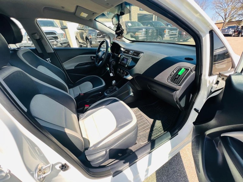 Kia Rio Vehicle Full-screen Gallery Image 22