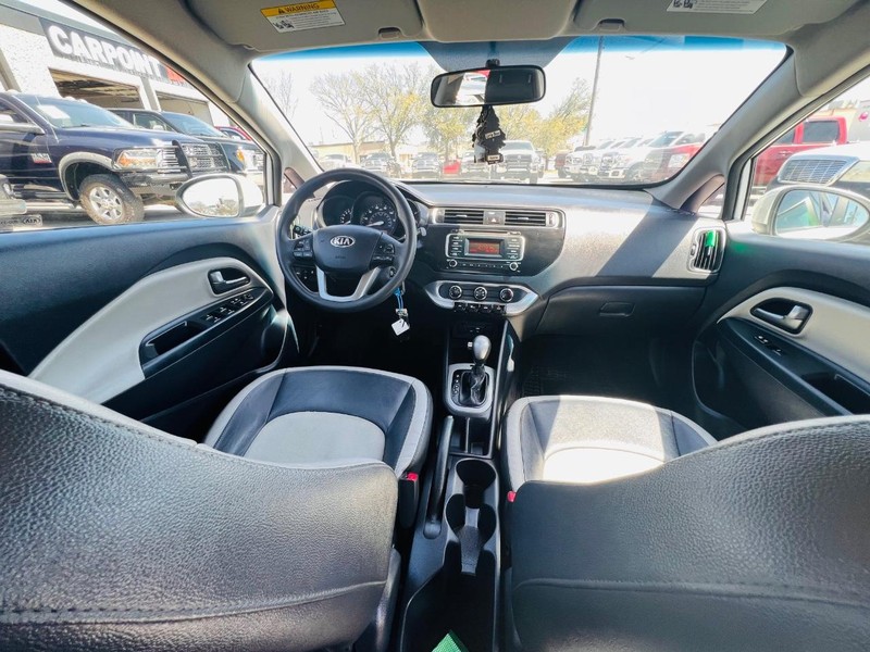 Kia Rio Vehicle Full-screen Gallery Image 23